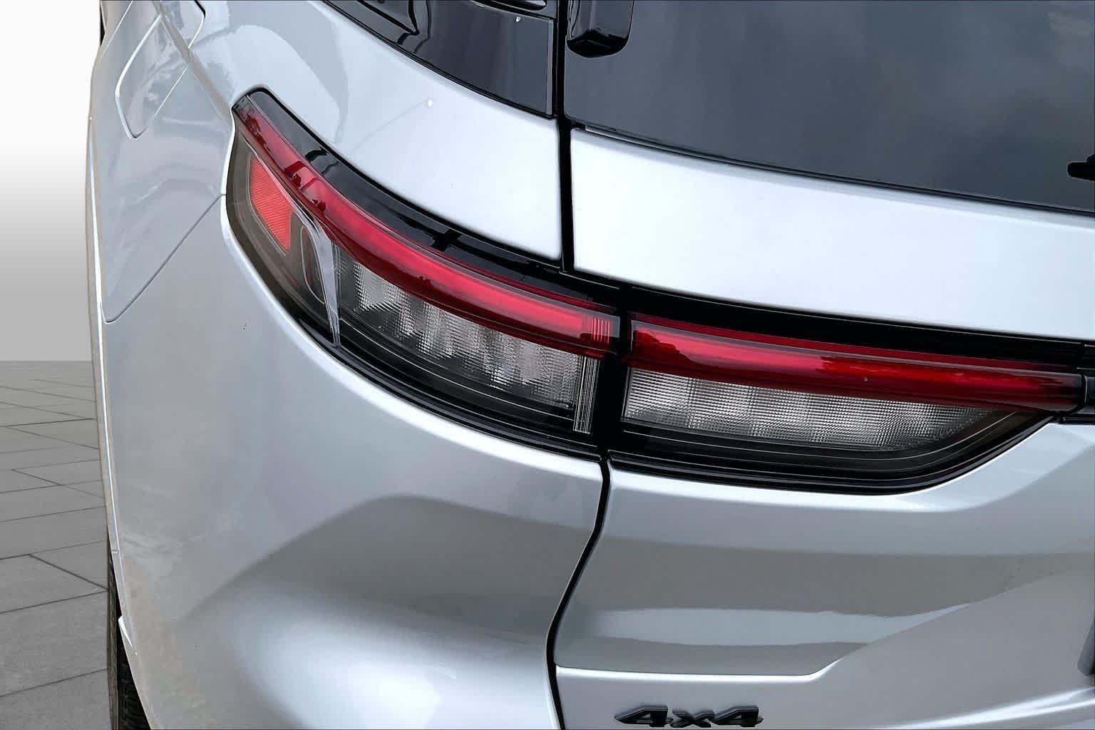 New 2026 Silver Zynith Exterior Paint Jeep Limited Reserve image 14