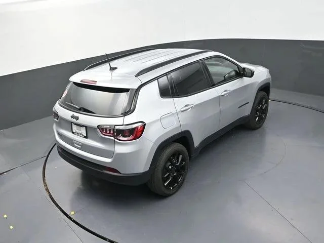 New 2026 Silver Zynith Metallic Clear-Coat Exterior Paint Jeep Latitude image 18