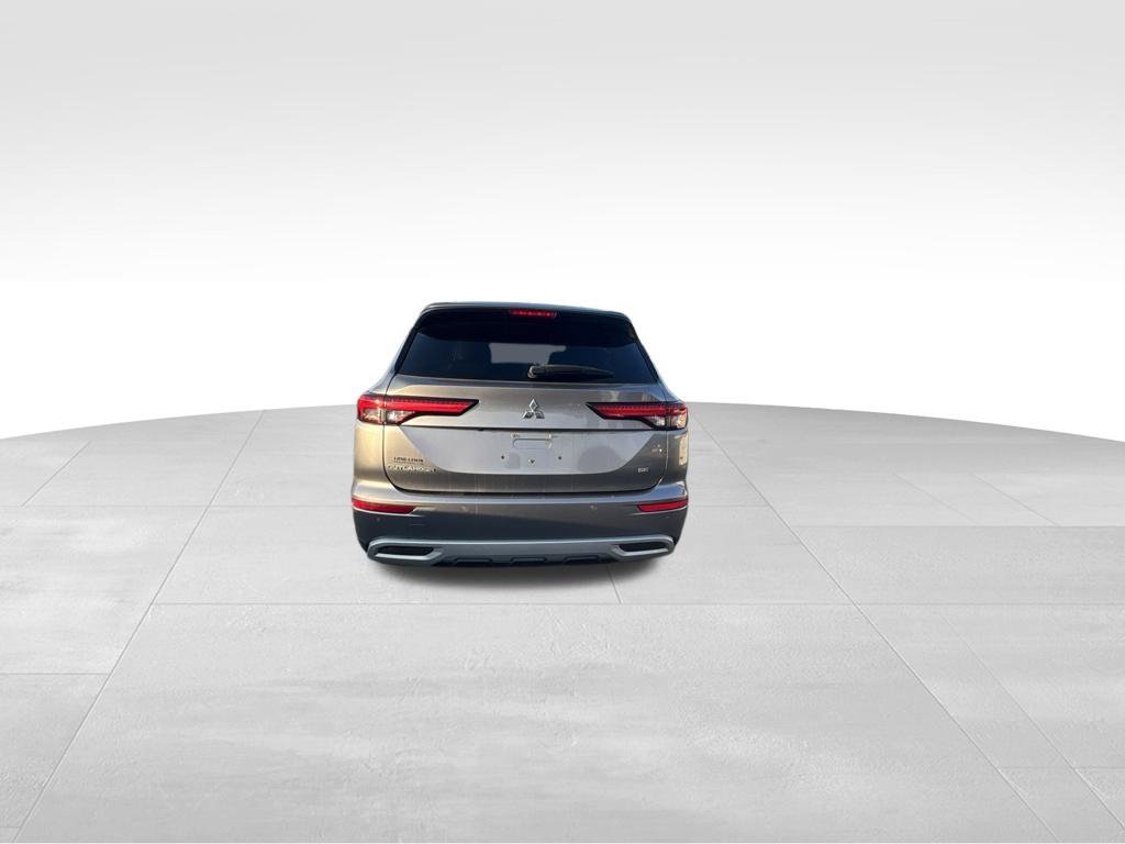 Used 2022 Silver Mitsubishi SE image 4