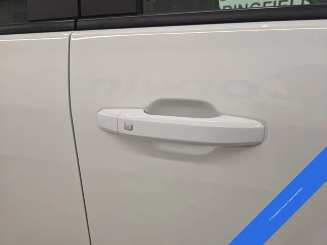 Used 2025 Summit White Chevrolet LT image 9