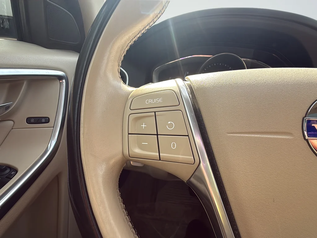 Used 2015 White Volvo T6 image 9