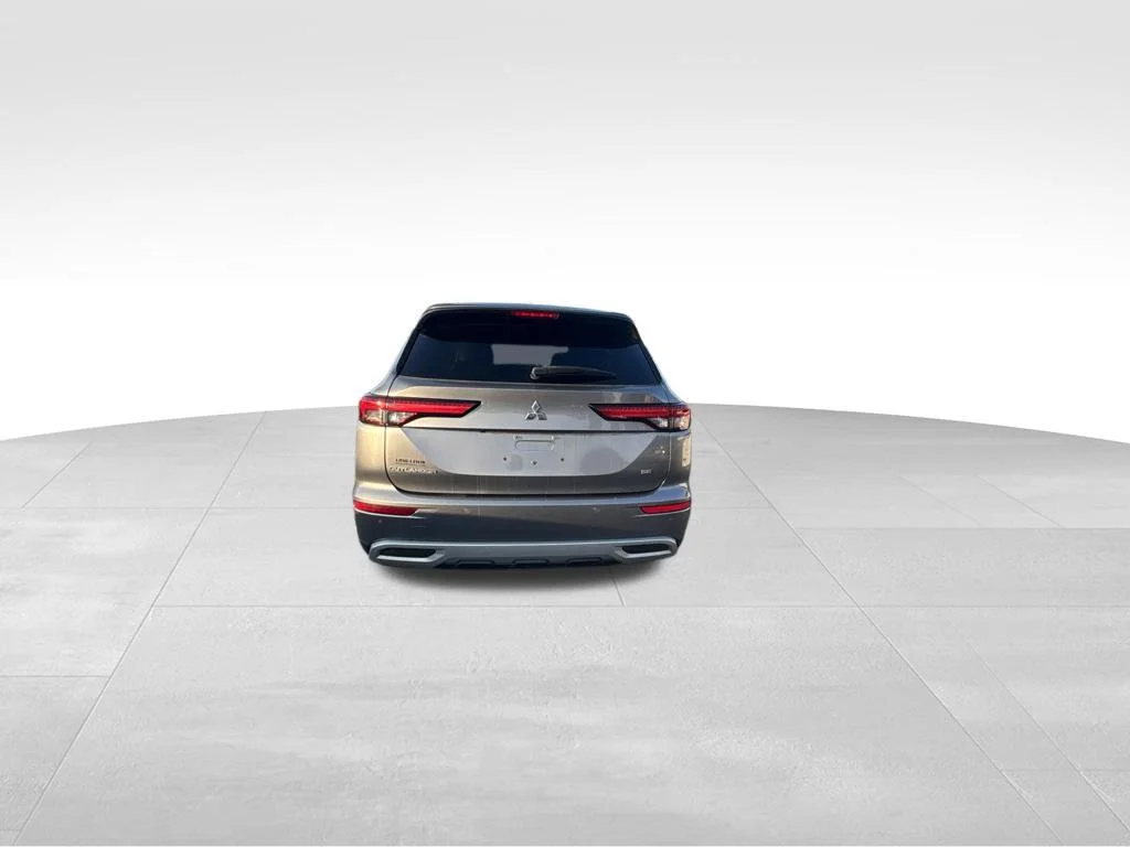 Used 2022 Silver Mitsubishi SE image 4