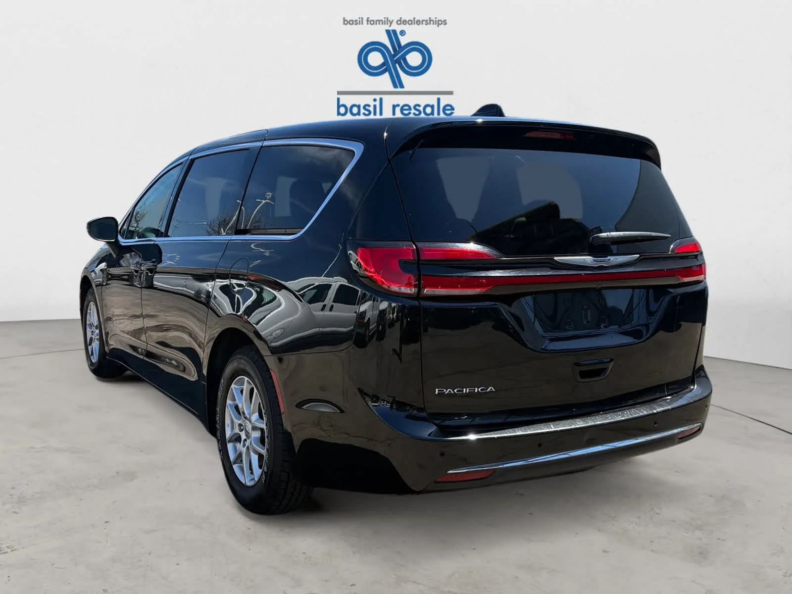 Used 2023 Brilliant Black Crystal Pearlcoat Chrysler Touring L image 4