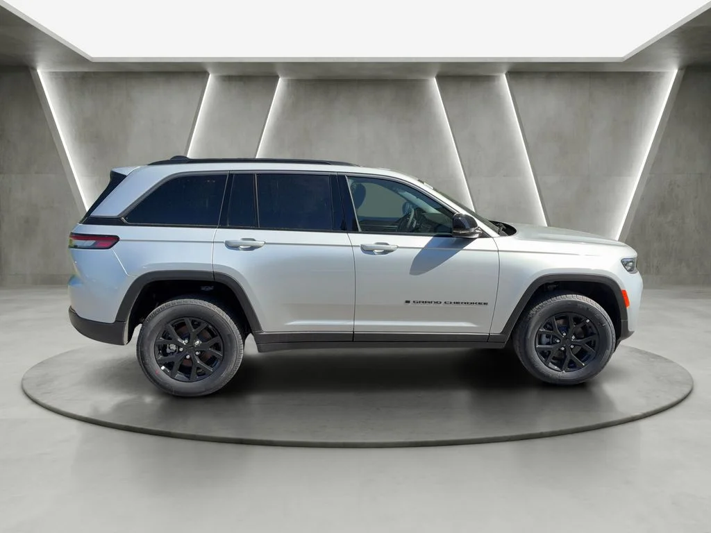 New 2026 Silver Zynith Exterior Paint Jeep Altitude image 7