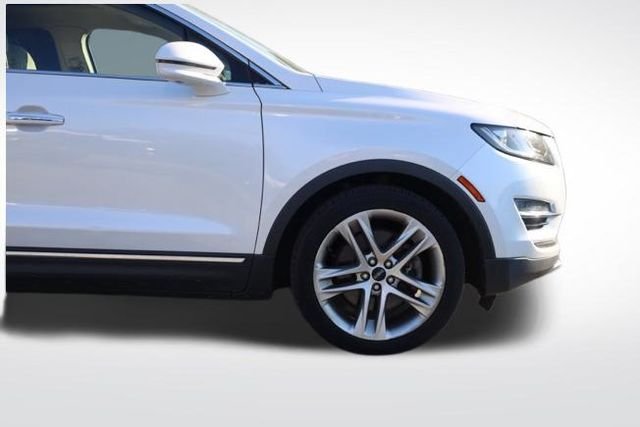 Used 2019 White Platinum Clearcoat Metallic Lincoln Reserve image 12