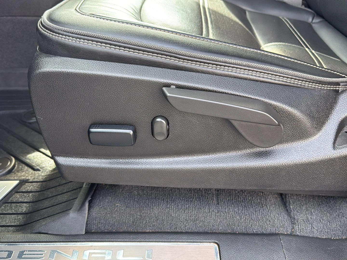 Used 2022 Onyx Black GMC 4WD Denali image 9