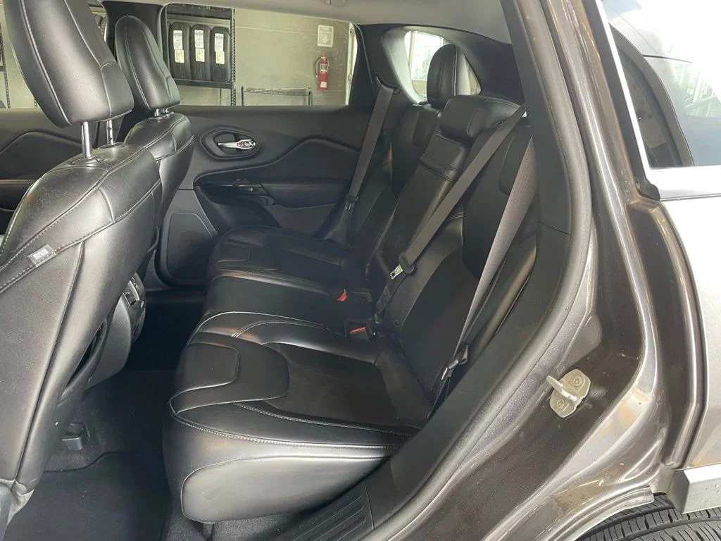 Used 2019 Gray Jeep Latitude Plus image 16