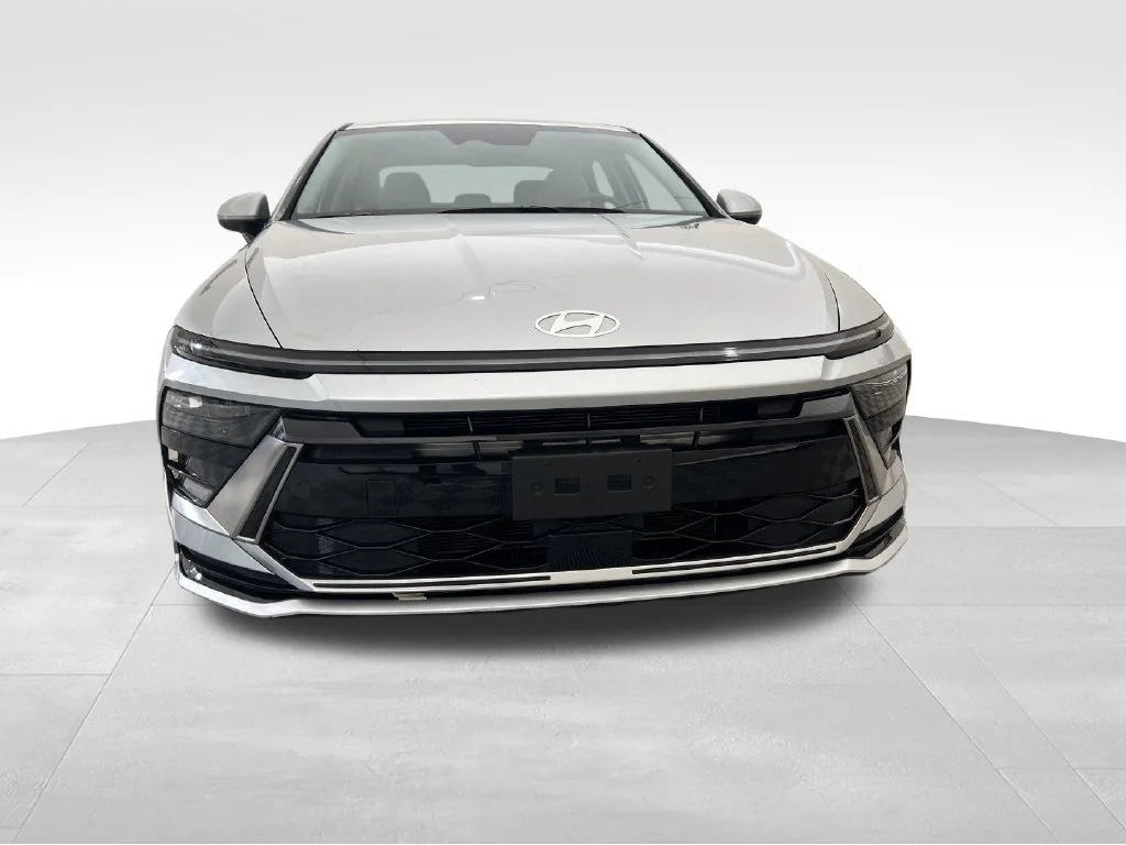 Used 2025 Silver Hyundai SEL image 9
