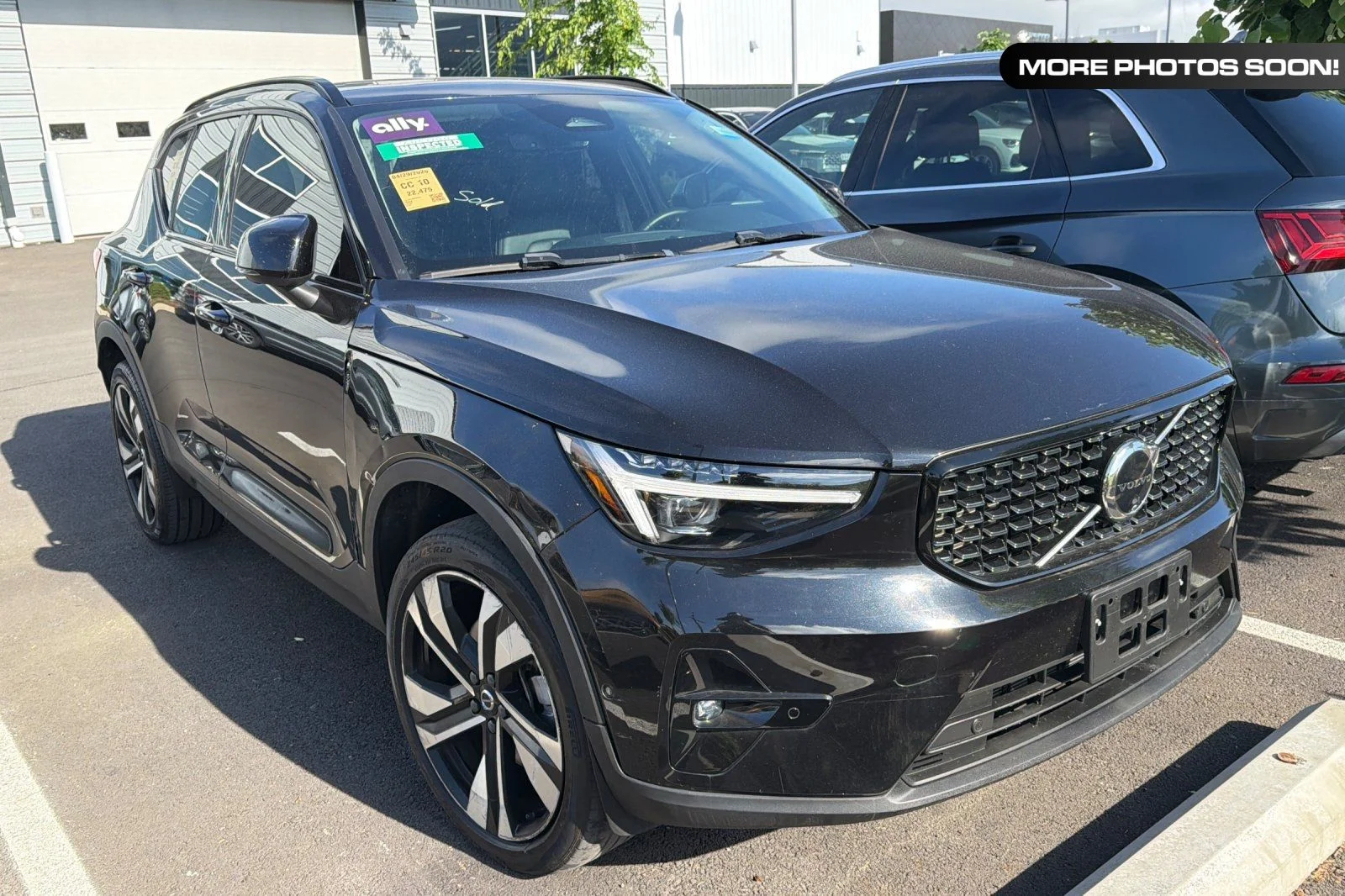 2024 Volvo XC40 B5 Plus Dark AWD's photo