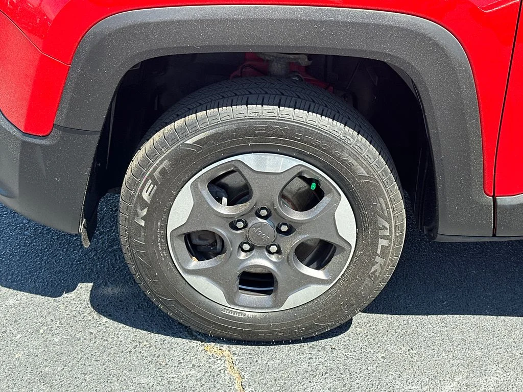 Used 2018 Red Jeep Latitude image 11