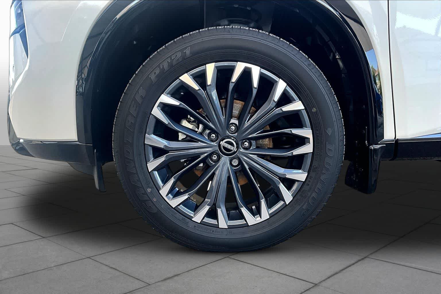 Used 2025 Everest White Pearl Nissan Platinum image 11