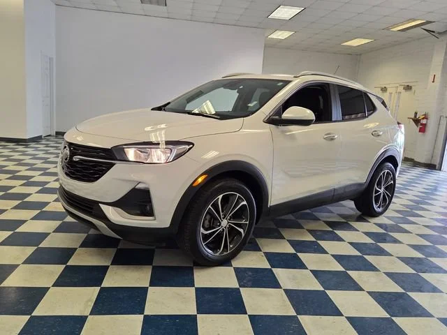 Used 2021 WHITE FROST TRICOAT Buick Select image 3