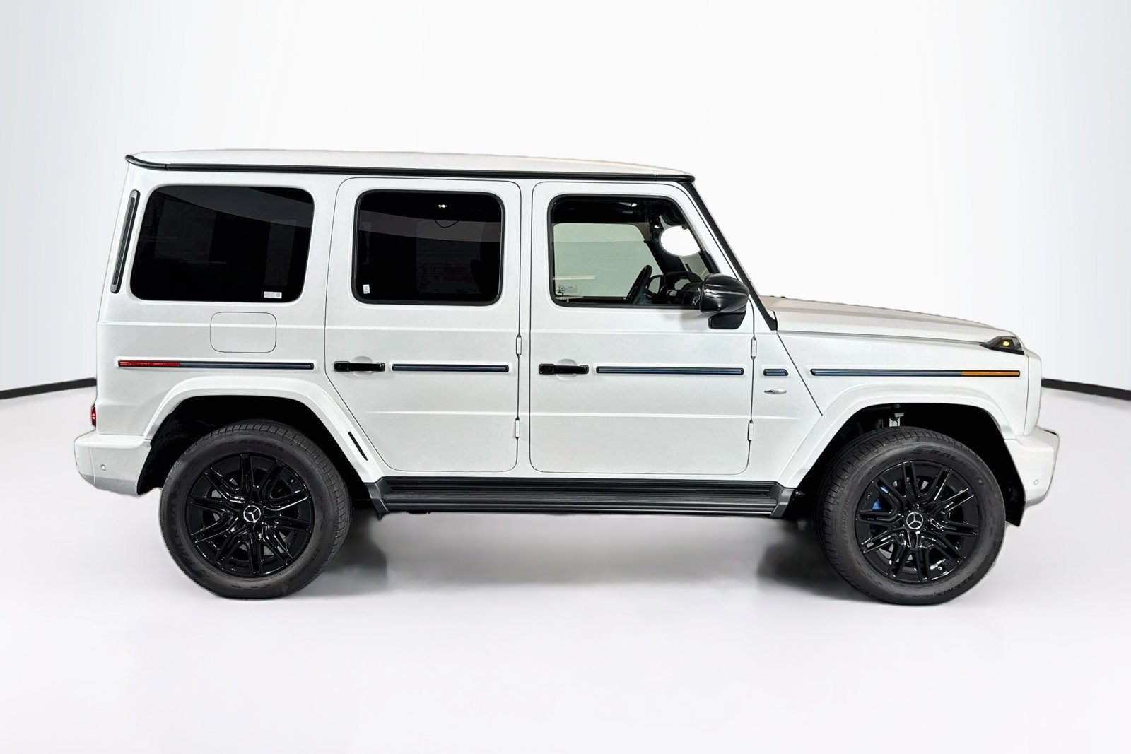 Used 2025 Manufaktur Moonlight White Magno Mercedes-Benz G 580e image 4