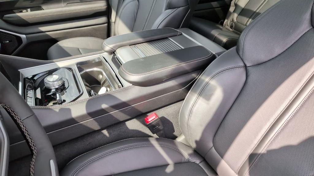 New 2026 Bright White Clear-Coat Exterior Paint Jeep Limited Altitude image 22