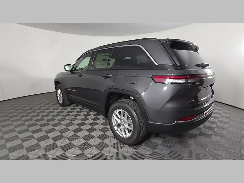 New 2026 Baltic Gray Metallic Clear-Coat Exterior Paint Jeep Laredo image 37