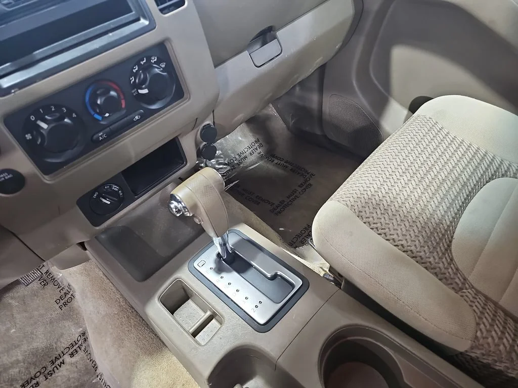 Used 2005 White Nissan SE image 25