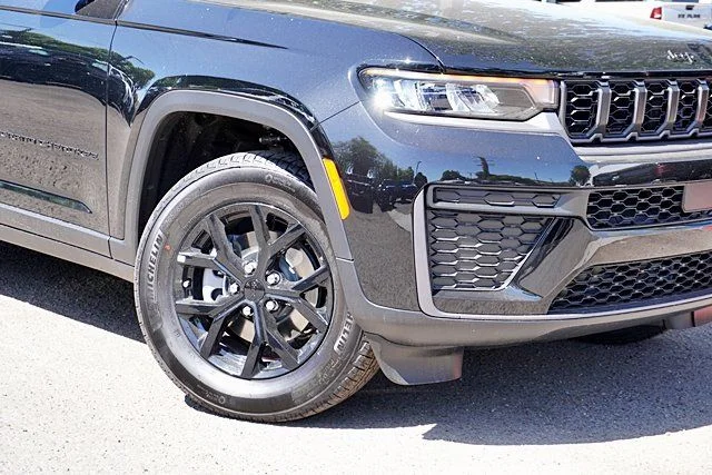 New 2026 Diamond Black Crystal Pearl-Coat Exterior Paint Jeep Altitude image 4