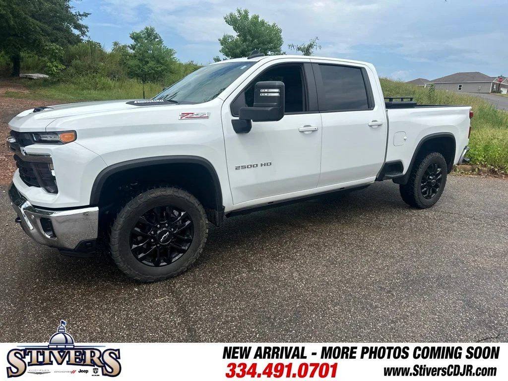 Used 2025 White Chevrolet LT image 7