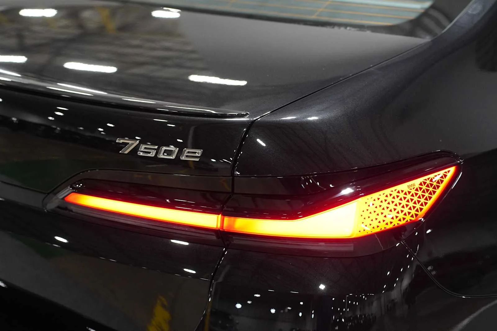 2026 BMW 7 Series 750e - Photo 9