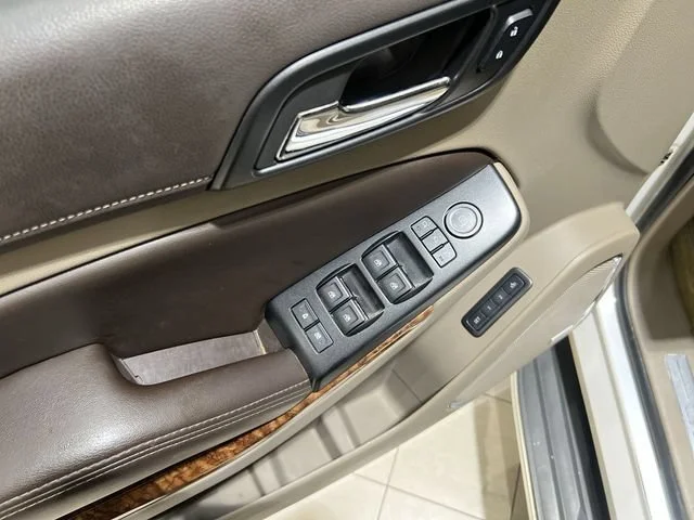 Used 2016 IRIDESCENT PEARL TRICOAT Chevrolet LTZ image 23