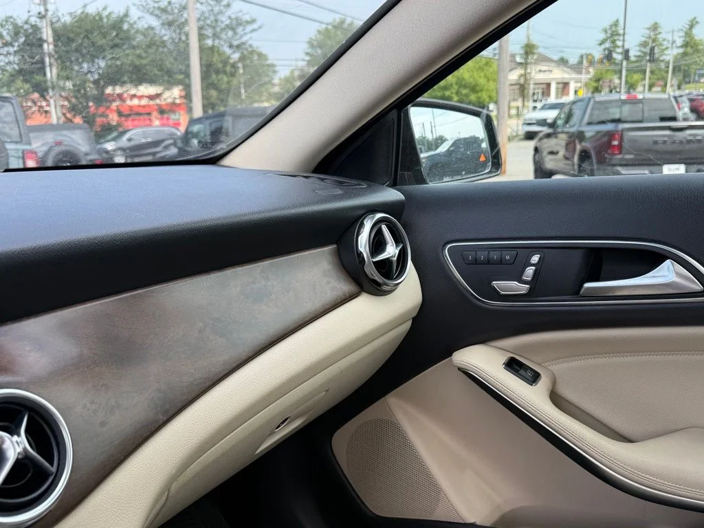 Used 2019 Black Mercedes-Benz GLA 250 image 21