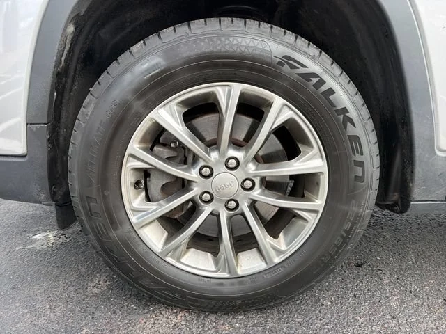 Used 2020 Silver Jeep Latitude Plus 4x4 image 11
