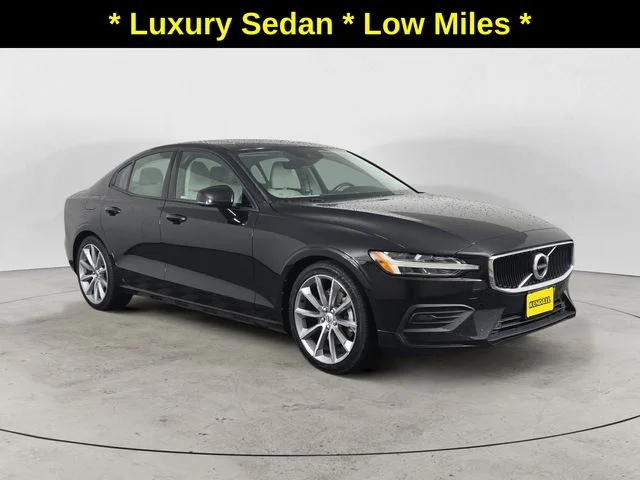 Used 2019 Black / Stone Volvo T5 Momentum image 3
