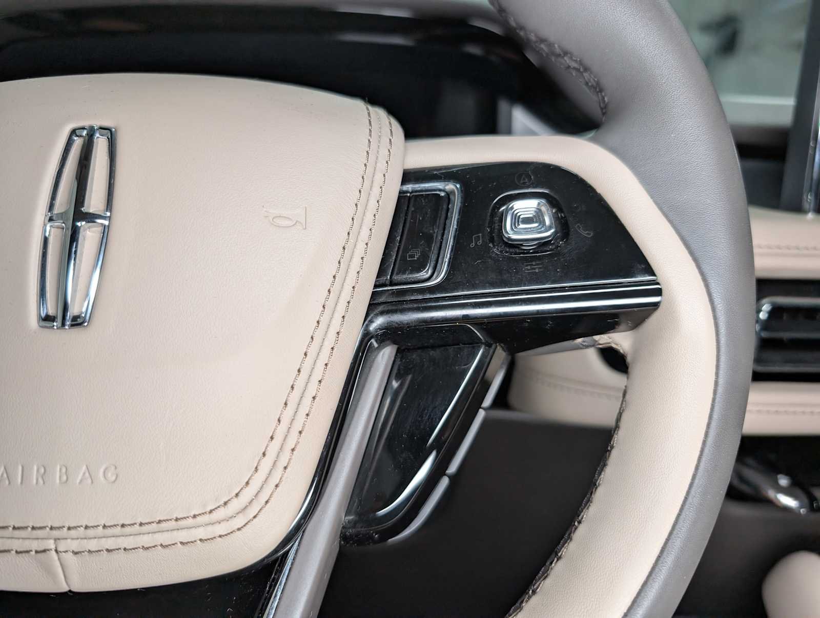 Used 2023 Pristine White Lincoln Standard image 33