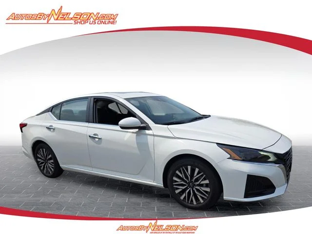 Used 2025 White Nissan 2.5 SV image 1