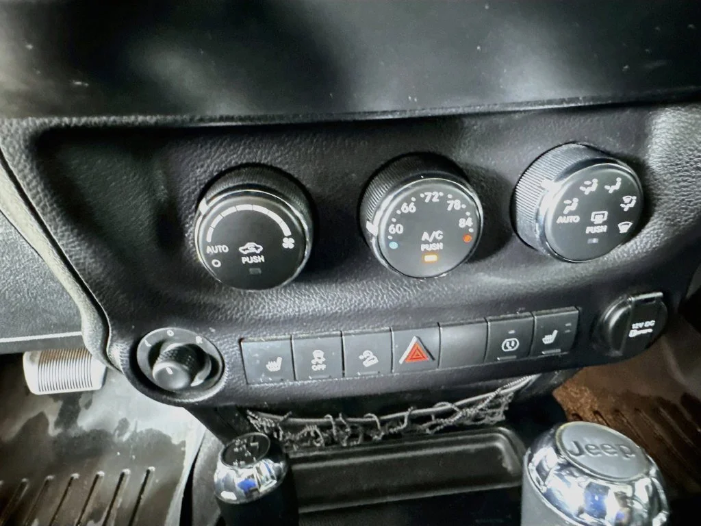 Used 2013 Billet Metallic Clearcoat Jeep Unlimited Sahara image 19