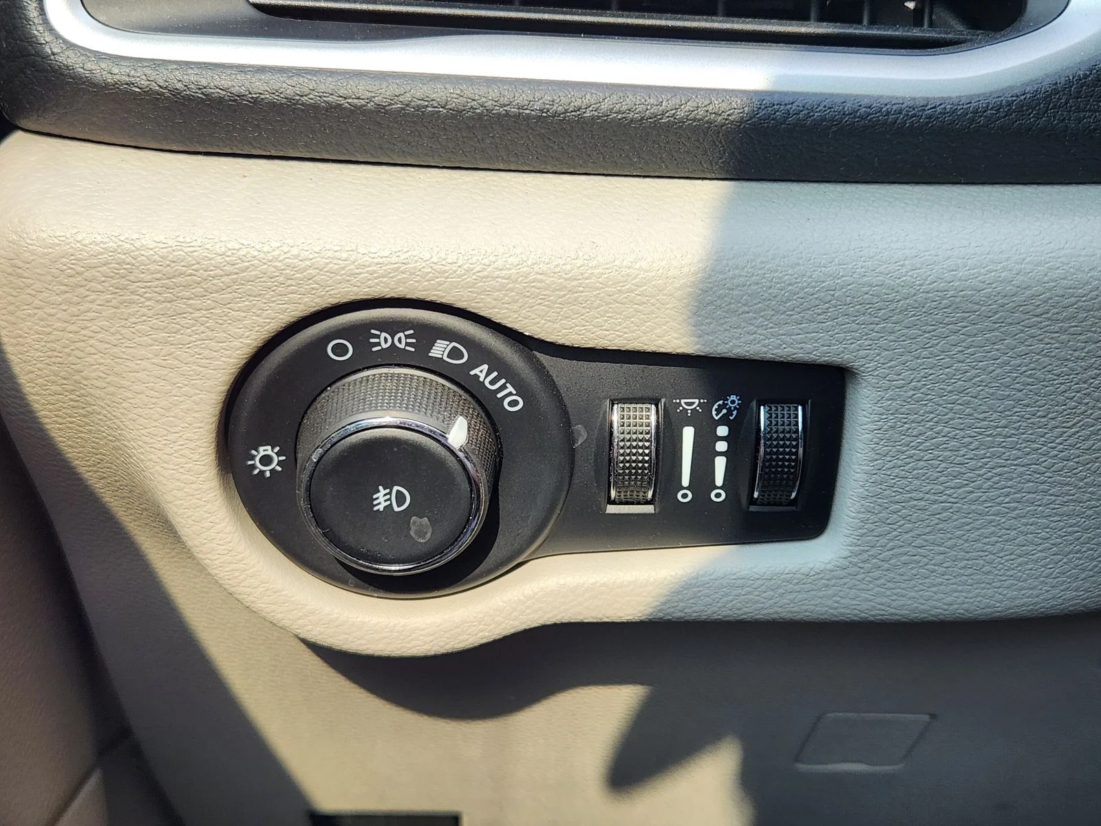 Used 2023 White Chrysler Touring L image 20