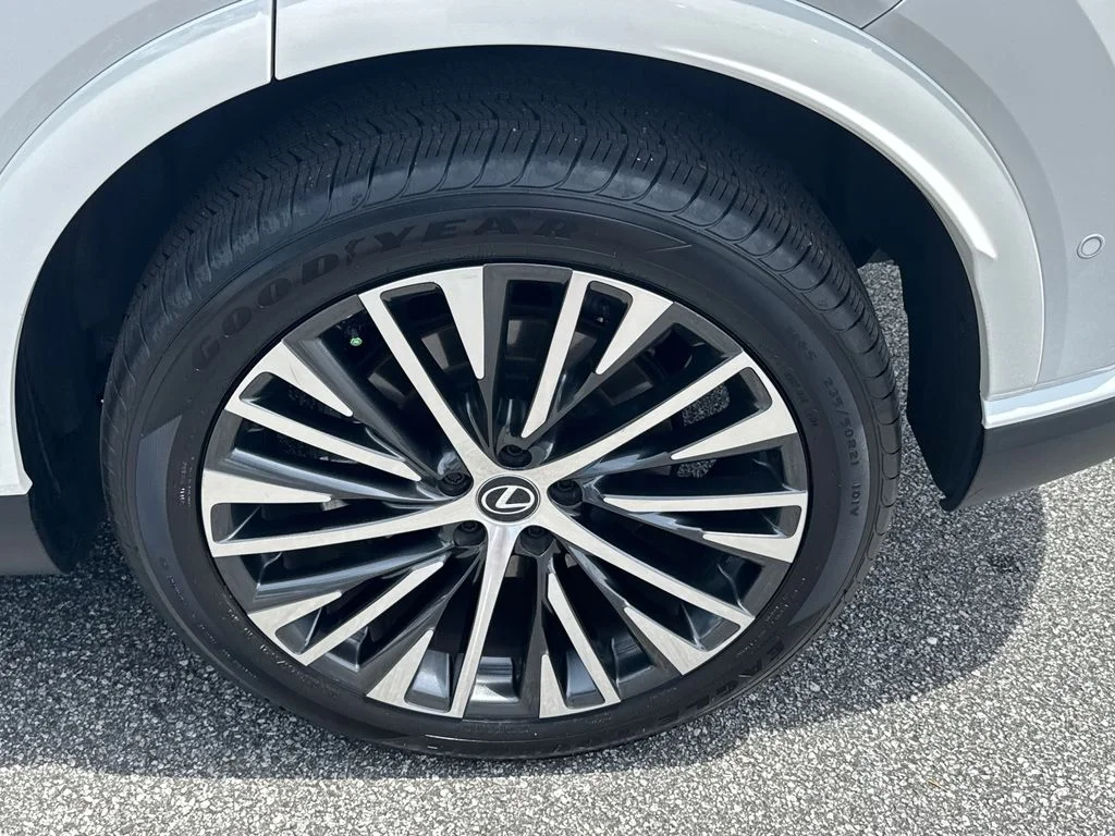 Used 2024 White Lexus 350 Premium Plus image 19