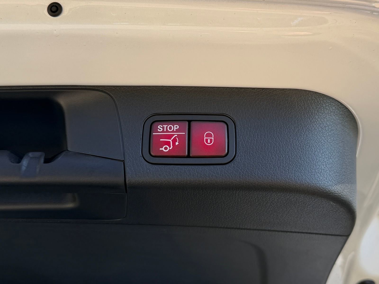 New 2026 Polar White Mercedes-Benz GLB 250 image 42