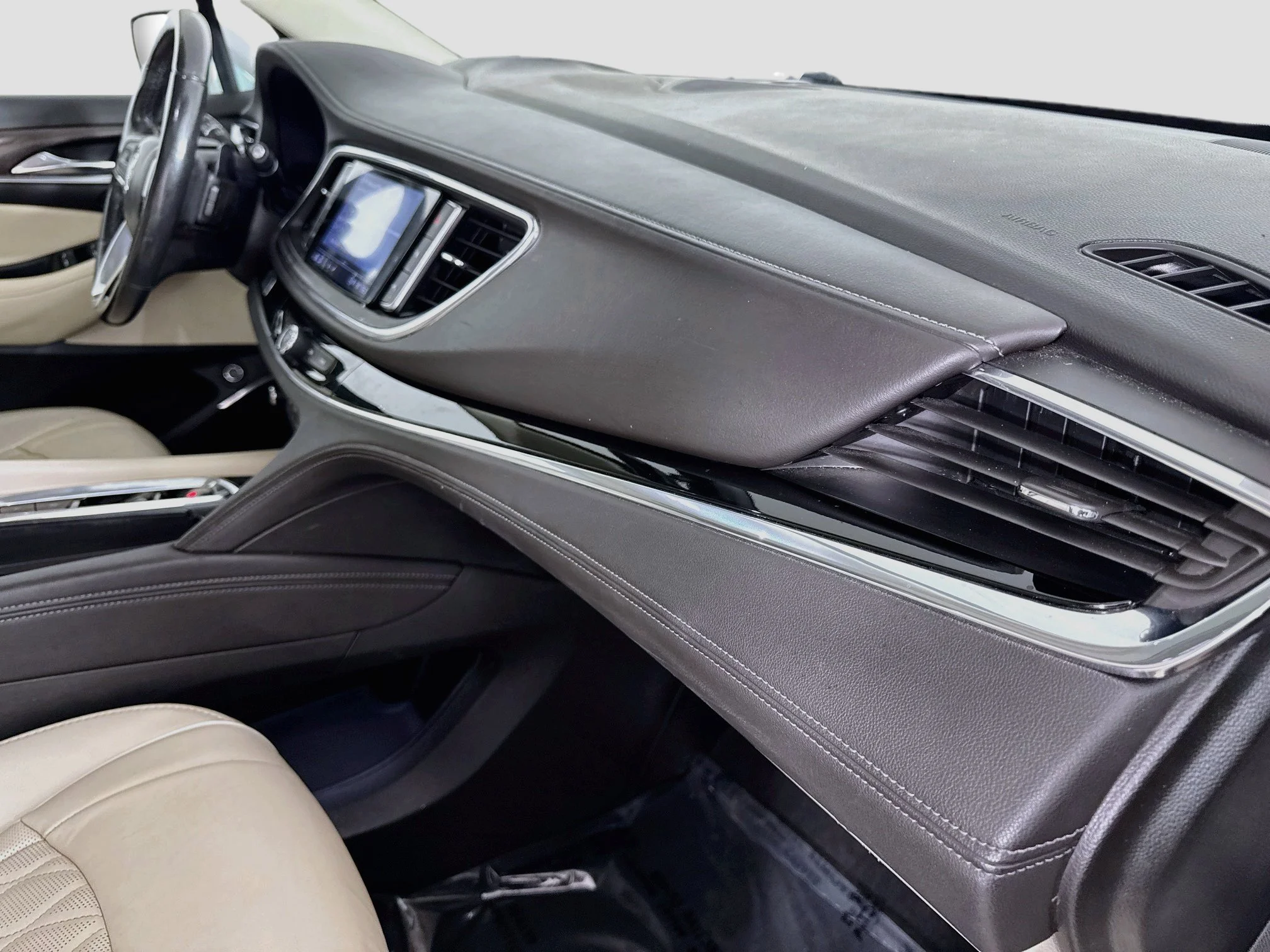 Used 2023 White Frost Tricoat Buick Avenir image 32