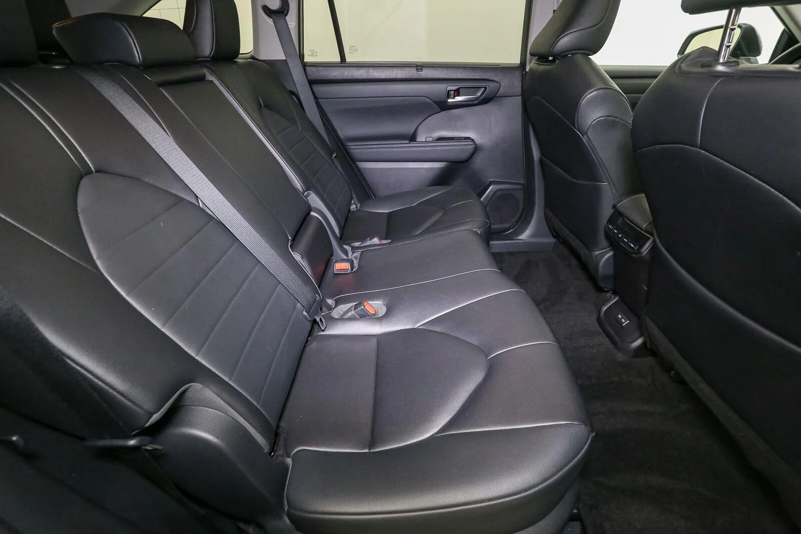 Used 2023 Moon Dust Toyota XLE image 23