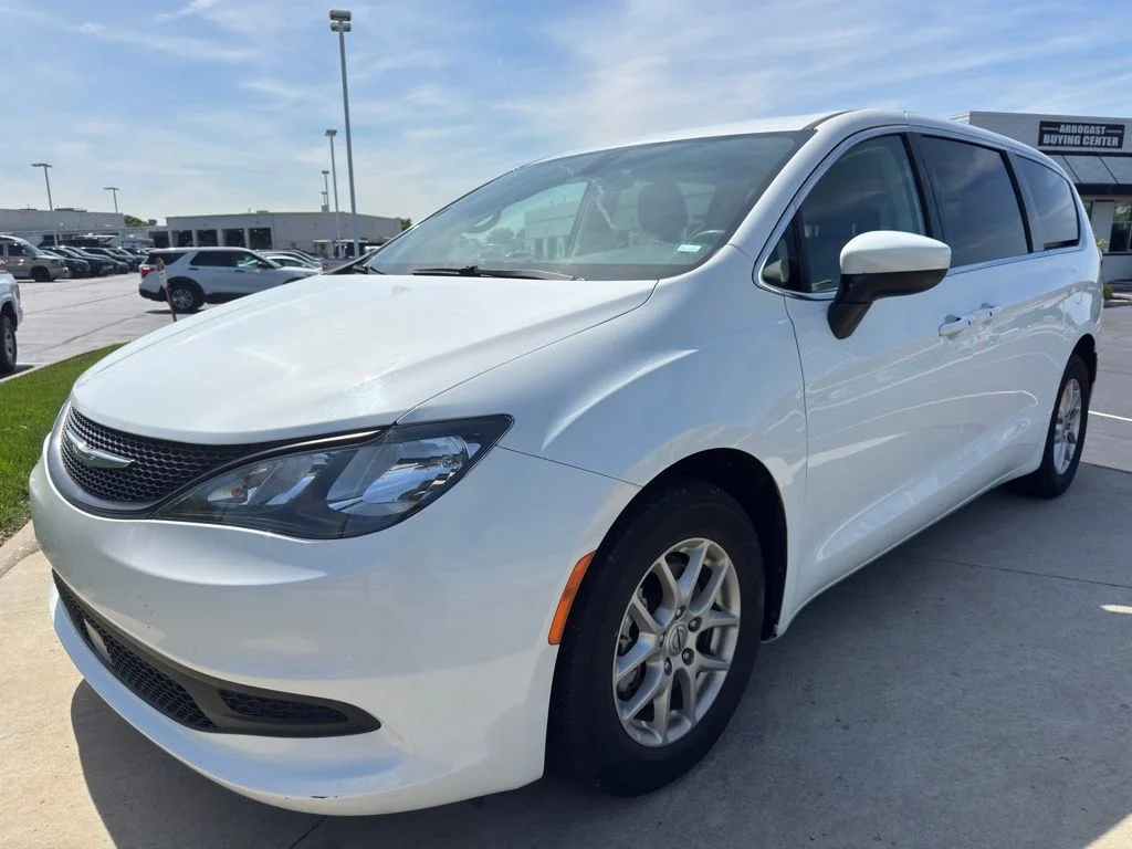 Used 2022 Bright White Clearcoat Chrysler LX image 3