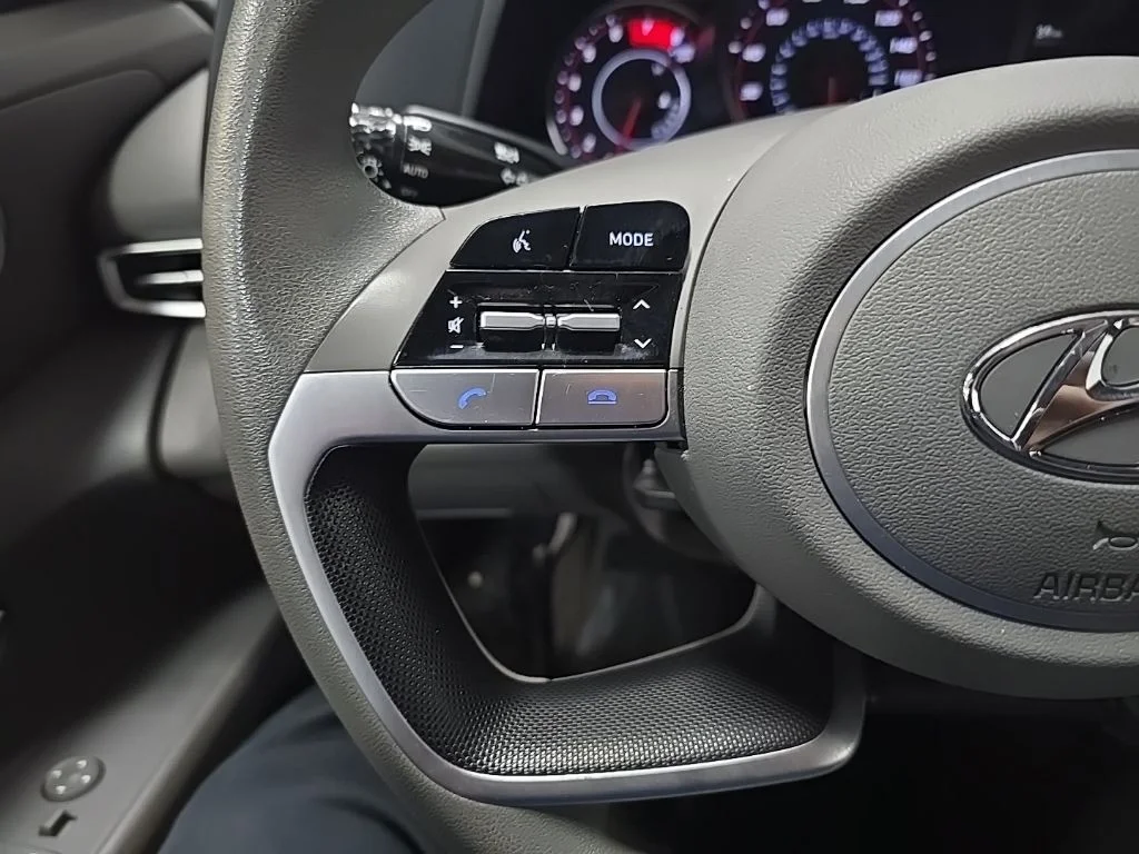 Used 2022 Black Hyundai SE image 19