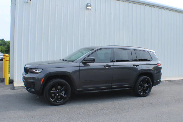 Used 2024 Gray Jeep Altitude X 4x4 image 4