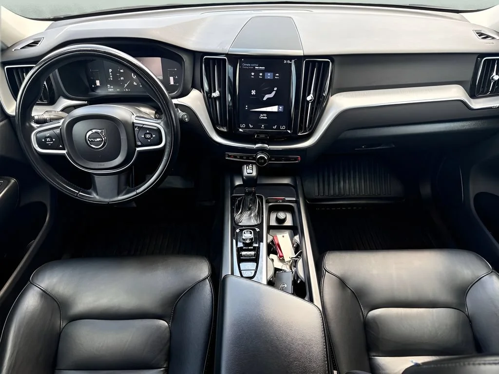 Used 2019  Volvo Momentum image 14