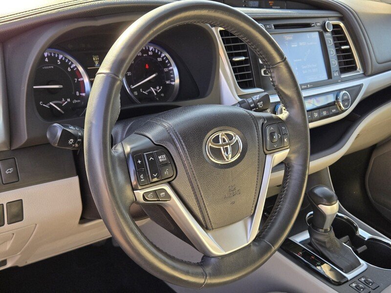 Used 2015 Green Toyota XLE V6 image 20
