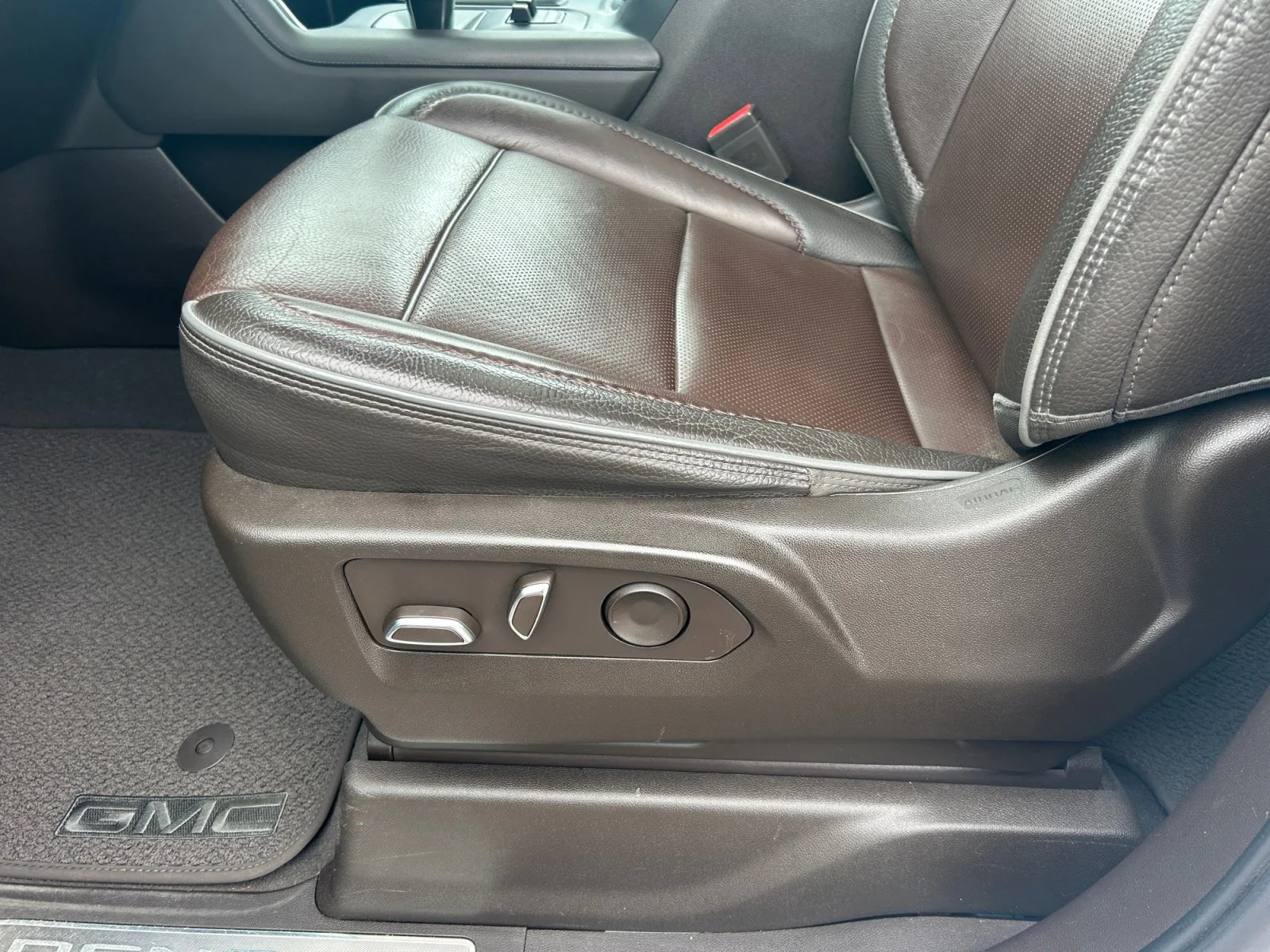 Used 2023 White GMC Denali Crew Cab image 15