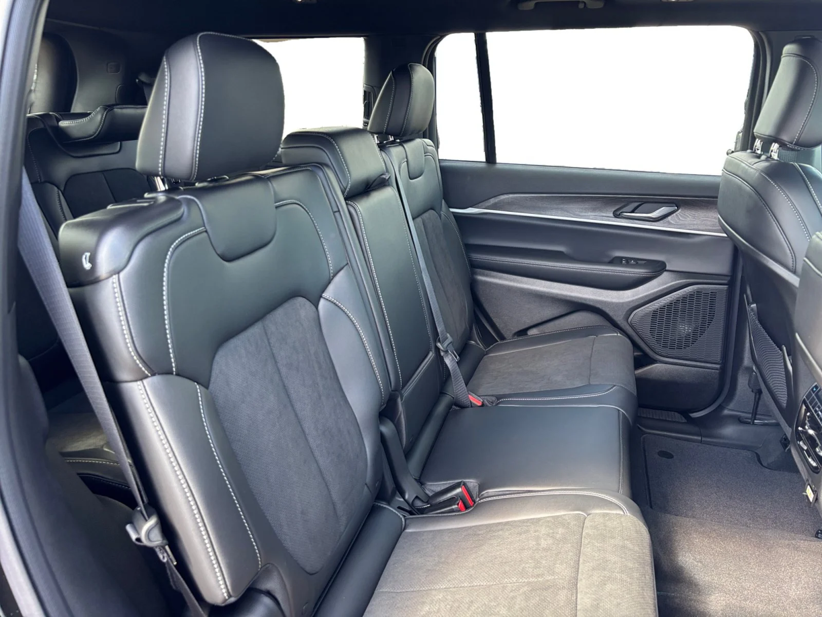 New 2026 Diamond Black Crystal Pearl Jeep Altitude image 18