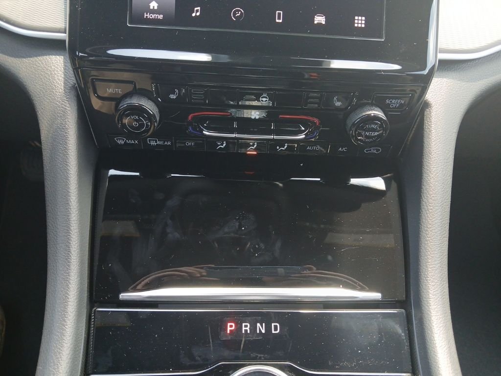 New 2026 Bright White Clear-Coat Exterior Paint Jeep Laredo image 22