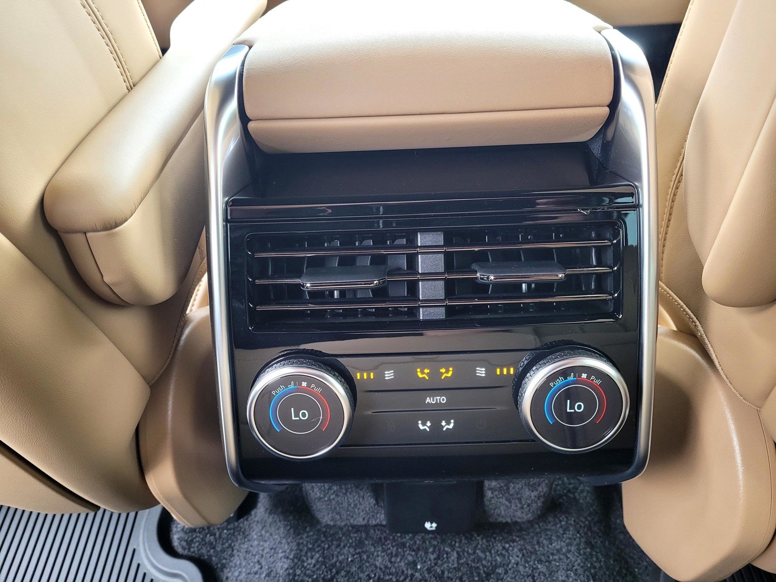 New 2026 Carpathian Grey Land Rover SE image 15