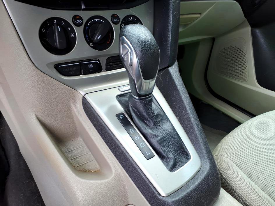 Used 2014 Oxford White Ford SE image 22