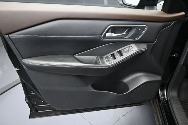 Used 2023 Black Nissan Platinum image 9