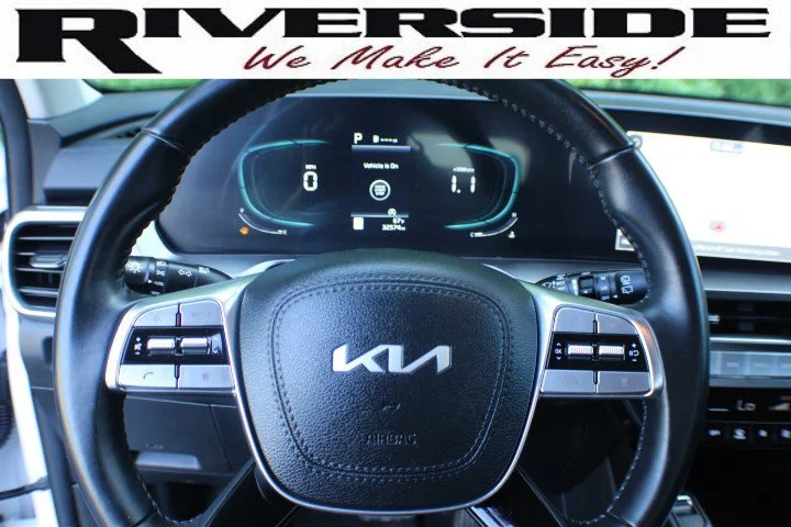 Used 2024 Glacial White Pearl Kia S image 8