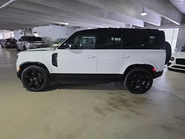Used 2024 Fuji White Land Rover X-Dynamic SE image 2