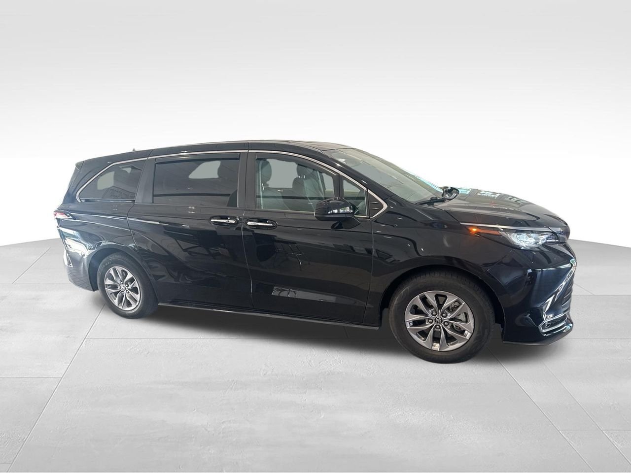 Used 2022 Black Toyota XLE image 4