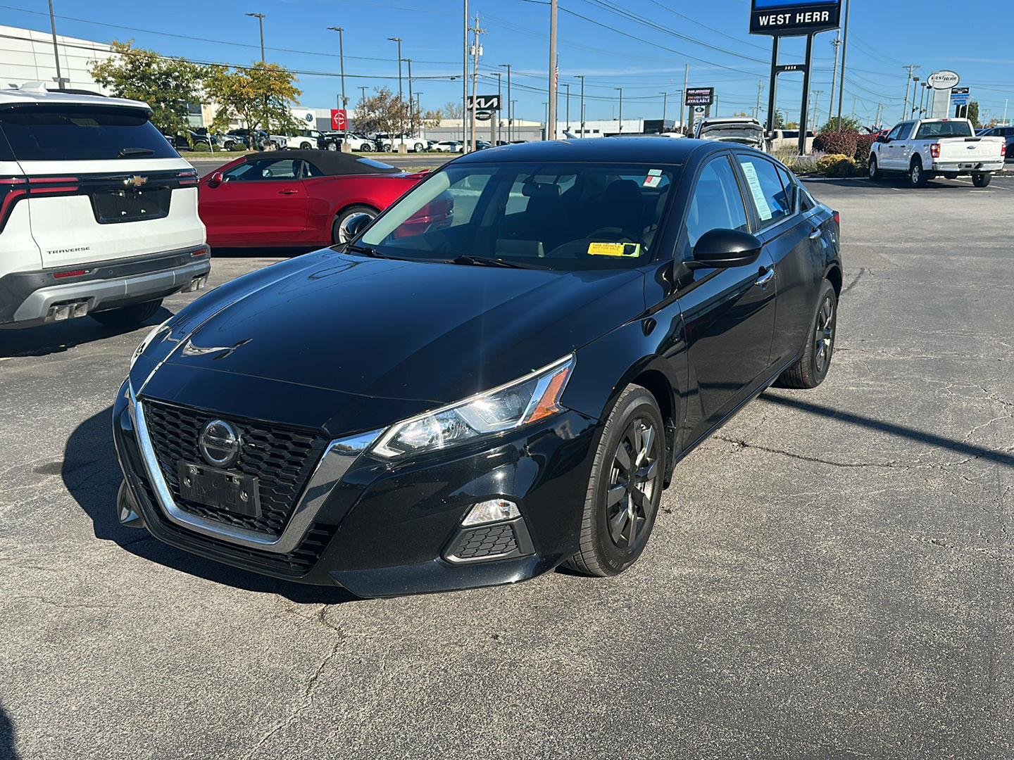 Used 2019 Super Black Nissan 2.5 S image 5